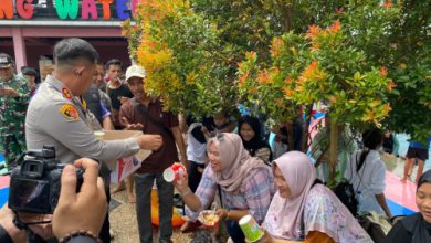 Kapolres Serang, AKBP Andri Kurniawan menyapa wisatawan di Binuang Water Park. Foto Yono