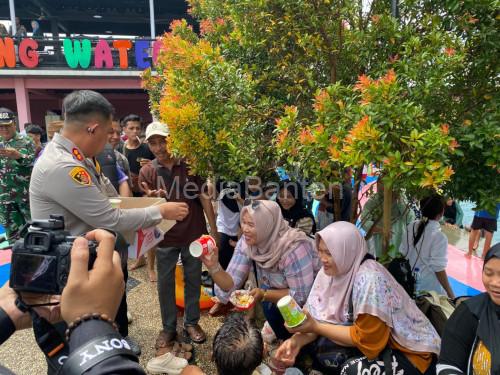 Kapolres Serang, AKBP Andri Kurniawan menyapa wisatawan di Binuang Water Park. Foto Yono