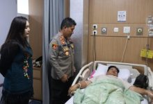 Kapolres Cilegon, AKBP Martua Raja Taripar Laut Silitongan bersama istrinya. Foto: Daeng Yusvin