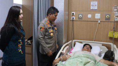 Kapolres Cilegon, AKBP Martua Raja Taripar Laut Silitongan bersama istrinya. Foto: Daeng Yusvin
