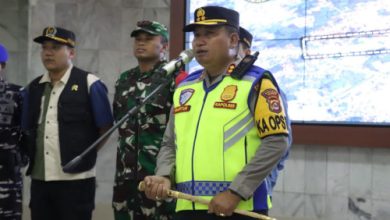 Kapolres Cilegon, AKBP Martua Raja Taripar Silitonga memimpin apel KRYD. Foto Daeng Yusvin