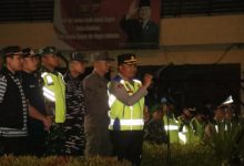 Wali Kota Cilegon, Robinsar menghadiri apel malam takbir yang dipimpin Kapolres Cielgon, AKBP Martua Raja Taripar Laut Silitonga. Foto Daeng Yusvin