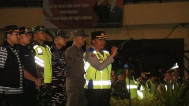 Wali Kota Cilegon, Robinsar menghadiri apel malam takbir yang dipimpin Kapolres Cielgon, AKBP Martua Raja Taripar Laut Silitonga. Foto Daeng Yusvin