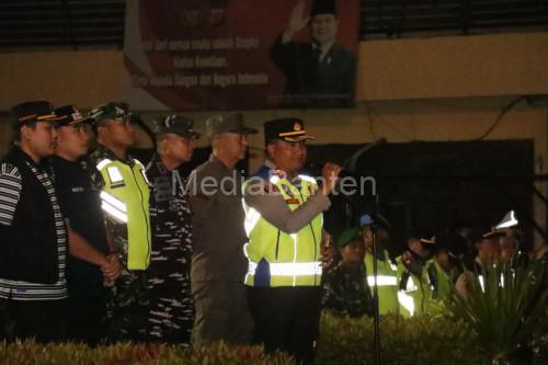 Wali Kota Cilegon, Robinsar menghadiri apel malam takbir yang dipimpin Kapolres Cielgon, AKBP Martua Raja Taripar Laut Silitonga. Foto Daeng Yusvin