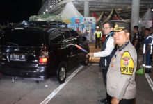 Kapolres Cilegon, AKBP Martua Raja Taripar Laut Silitongan berdiri di pinggir jalan. Foto Daeng Yusvin