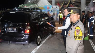 Kapolres Cilegon, AKBP Martua Raja Taripar Laut Silitongan berdiri di pinggir jalan. Foto Daeng Yusvin