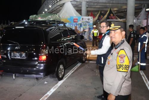 Kapolres Cilegon, AKBP Martua Raja Taripar Laut Silitongan berdiri di pinggir jalan. Foto Daeng Yusvin