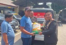 Kapolres Cilegon, AKBP Martua Raja Taripar Laut Silitonga memembagikan bantuan sosial beras. Foto Daeng Yusvin