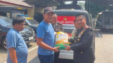 Kapolres Cilegon, AKBP Martua Raja Taripar Laut Silitonga memembagikan bantuan sosial beras. Foto Daeng Yusvin