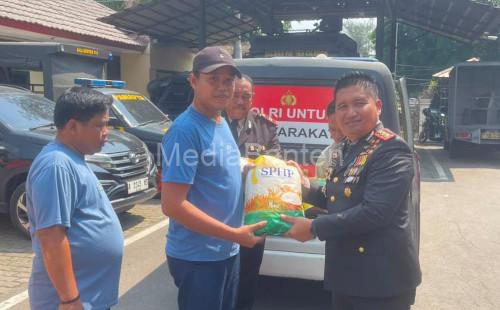 Kapolres Cilegon, AKBP Martua Raja Taripar Laut Silitonga memembagikan bantuan sosial beras. Foto Daeng Yusvin