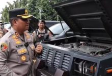 Kapolres Cilegon, AKBP Martua Raja Taripar Laut Silitonga sedang mencek kesiapan kendaraan. Foto Daeng Yusvin