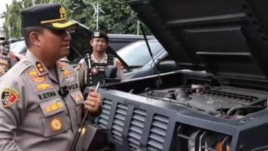 Kapolres Cilegon, AKBP Martua Raja Taripar Laut Silitonga sedang mencek kesiapan kendaraan. Foto Daeng Yusvin