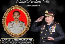 Kapolres Cilegon, AKBP Martua Raja Taripar Laut Silitongan ke rumah duka Wakapolsek Pulomerak, AKP Edi Darmansyah. Foto Daeng Yusvin