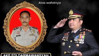 Kapolres Cilegon, AKBP Martua Raja Taripar Laut Silitongan ke rumah duka Wakapolsek Pulomerak, AKP Edi Darmansyah. Foto Daeng Yusvin