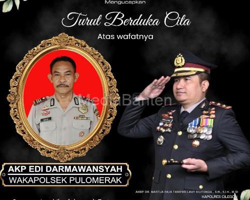 Kapolres Cilegon, AKBP Martua Raja Taripar Laut Silitongan ke rumah duka Wakapolsek Pulomerak, AKP Edi Darmansyah. Foto Daeng Yusvin