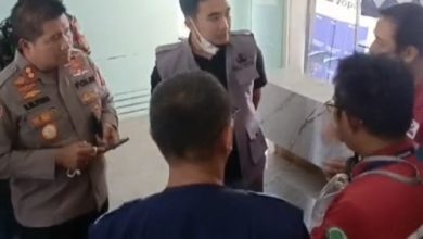 Kapolres Cilegon, AKBP Martua Raja Laut Taripar mendamingi Robinsar, Walikota Cilegon. Foto Daeng Yusvin