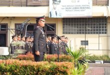 Kapolres Cilegon, AKBP Martua Raja Taripar Laut Silitonga menjadi inpektur Upacara HUT Bhayangkara. Foto Daeng Yusvin