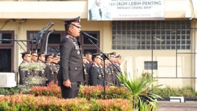 Kapolres Cilegon, AKBP Martua Raja Taripar Laut Silitonga menjadi inpektur Upacara HUT Bhayangkara. Foto Daeng Yusvin