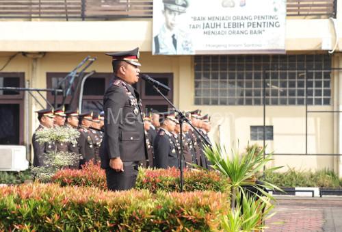 Kapolres Cilegon, AKBP Martua Raja Taripar Laut Silitonga menjadi inpektur Upacara HUT Bhayangkara. Foto Daeng Yusvin