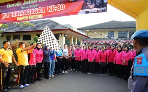 Polres Serang menggelar jalan santai. Foto Daeng Yusvin