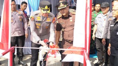 Kapolres Cilegon, AKBP M Probandono Bobby Danuardi meresmikan jembatan merah putih presisi. Foto Daeng Yusvin