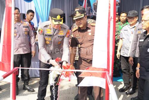 Kapolres Cilegon, AKBP M Probandono Bobby Danuardi meresmikan jembatan merah putih presisi. Foto Daeng Yusvin