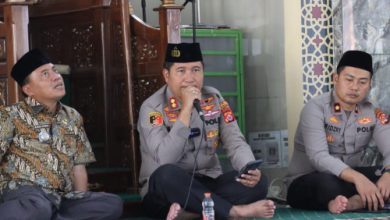 Kapolres Cilegon, AKBP Maratua Raja Taripar Laut Silitonga menggelar Jumat Keliling. Foto Daeng Yusvin