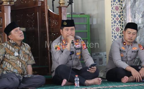 Kapolres Cilegon, AKBP Maratua Raja Taripar Laut Silitonga menggelar Jumat Keliling. Foto Daeng Yusvin