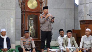 Kapolres Cilegon, AKBP Martua Raja Taripar Laut Silitonga di Masjid Baitul Islah. Foto: Daeng Yusvin