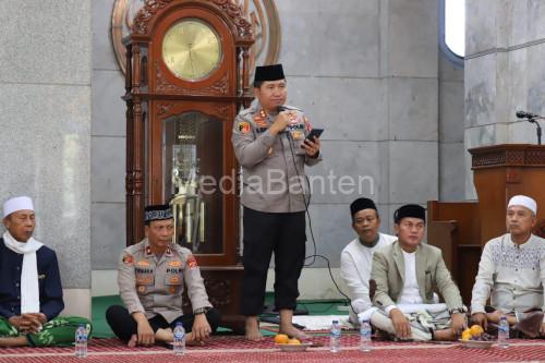 Kapolres Cilegon, AKBP Martua Raja Taripar Laut Silitonga di Masjid Baitul Islah. Foto: Daeng Yusvin