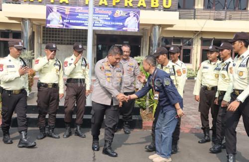 Kapolres Cilegon, AKBP Martua Raja Taripar Laut Silitonga membuka lomba satpam. Foto Daeng Yusvin