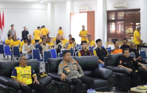 Kapolres Cilegon, AKBP Martua Raja Taripar Laut Siltionga nobar piala dunia. Foto Daeng Yusvin