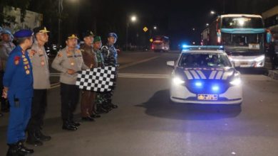 Kapolres Cilegon, AKBP Martua Raja Taripar Laut Silitongan melepas 13 bus buruh ke Jakarta. Foto Daeng Yusvin