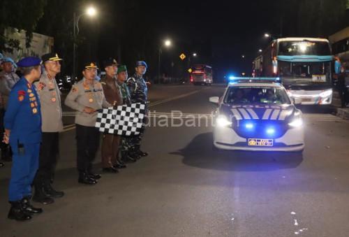 Kapolres Cilegon, AKBP Martua Raja Taripar Laut Silitongan melepas 13 bus buruh ke Jakarta. Foto Daeng Yusvin