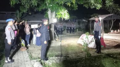 Kapolres Cilegon, AKBP Martua Raja Taripar Laut Silitongan menjadi Irup Pemamakan Aipda Ade Johan. Foto Daeng Yusvin