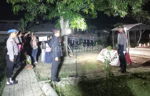 Kapolres Cilegon, AKBP Martua Raja Taripar Laut Silitongan menjadi Irup Pemamakan Aipda Ade Johan. Foto Daeng Yusvin