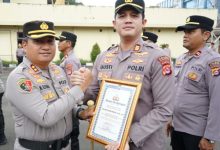 Kapolres Cilegon, AKBP Martua Raja Taripar Laut Silitonga menyerahkan penghargan ke Kepala KSKP Mereak, AKP Gusti Almasri Pratama. Foto Daeng Yusvin