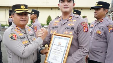 Kapolres Cilegon, AKBP Martua Raja Taripar Laut Silitonga menyerahkan penghargan ke Kepala KSKP Mereak, AKP Gusti Almasri Pratama. Foto Daeng Yusvin