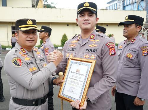 Kapolres Cilegon, AKBP Martua Raja Taripar Laut Silitonga menyerahkan penghargan ke Kepala KSKP Mereak, AKP Gusti Almasri Pratama. Foto Daeng Yusvin