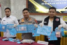 Kapolres Cilegon, AKBP Martua Raja Taripar Laut Silitonga dan Walikota Cilegon Robinsar menunjukan barang bukti narkoba. Foto Daeng Yusvin