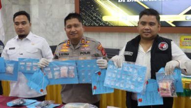 Kapolres Cilegon, AKBP Martua Raja Taripar Laut Silitonga dan Walikota Cilegon Robinsar menunjukan barang bukti narkoba. Foto Daeng Yusvin