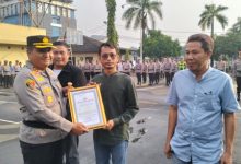 Kapolres Cilegon, AKBP Martua Raja Taripar Laut Silitonga memberikan piagam penghargaan ke puluhan wartawan. Foto Daeng Yusvin