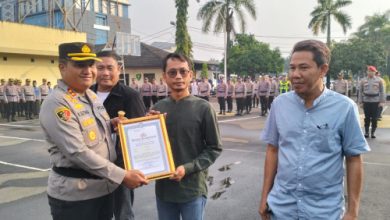 Kapolres Cilegon, AKBP Martua Raja Taripar Laut Silitonga memberikan piagam penghargaan ke puluhan wartawan. Foto Daeng Yusvin
