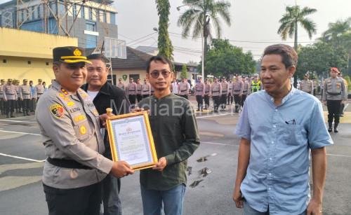 Kapolres Cilegon, AKBP Martua Raja Taripar Laut Silitonga memberikan piagam penghargaan ke puluhan wartawan. Foto Daeng Yusvin