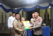 Kapolres Cilegon, Martua Raja Taripar Lauat Silitonga menyerahka bantuan di Pos Kamping Mancak Sawo. foto: Daeng Yusvin