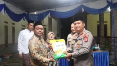 Kapolres Cilegon, Martua Raja Taripar Lauat Silitonga menyerahka bantuan di Pos Kamping Mancak Sawo. foto: Daeng Yusvin