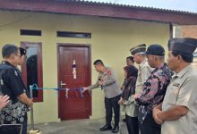 Kapolres Cilegon, AKBP Martua Raja Taripar Laut Silitonga menyerahkan hasil program Bedah Rumah. Foto Daeng Yusvin