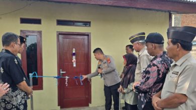 Kapolres Cilegon, AKBP Martua Raja Taripar Laut Silitonga menyerahkan hasil program Bedah Rumah. Foto Daeng Yusvin