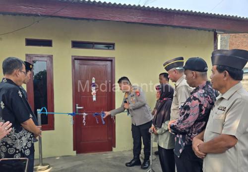 Kapolres Cilegon, AKBP Martua Raja Taripar Laut Silitonga menyerahkan hasil program Bedah Rumah. Foto Daeng Yusvin