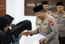 Kapolres Cilegon, AKBP Martua Raja Taripar Laut Silitonga memberi santunan ke anak ayatim. Foto Daeng Yusvin